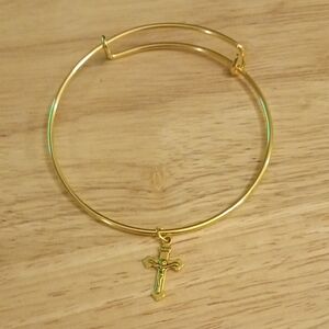 Source Unknown Gold-Tone Expandable Bangle Bracelet with Cross Charm
